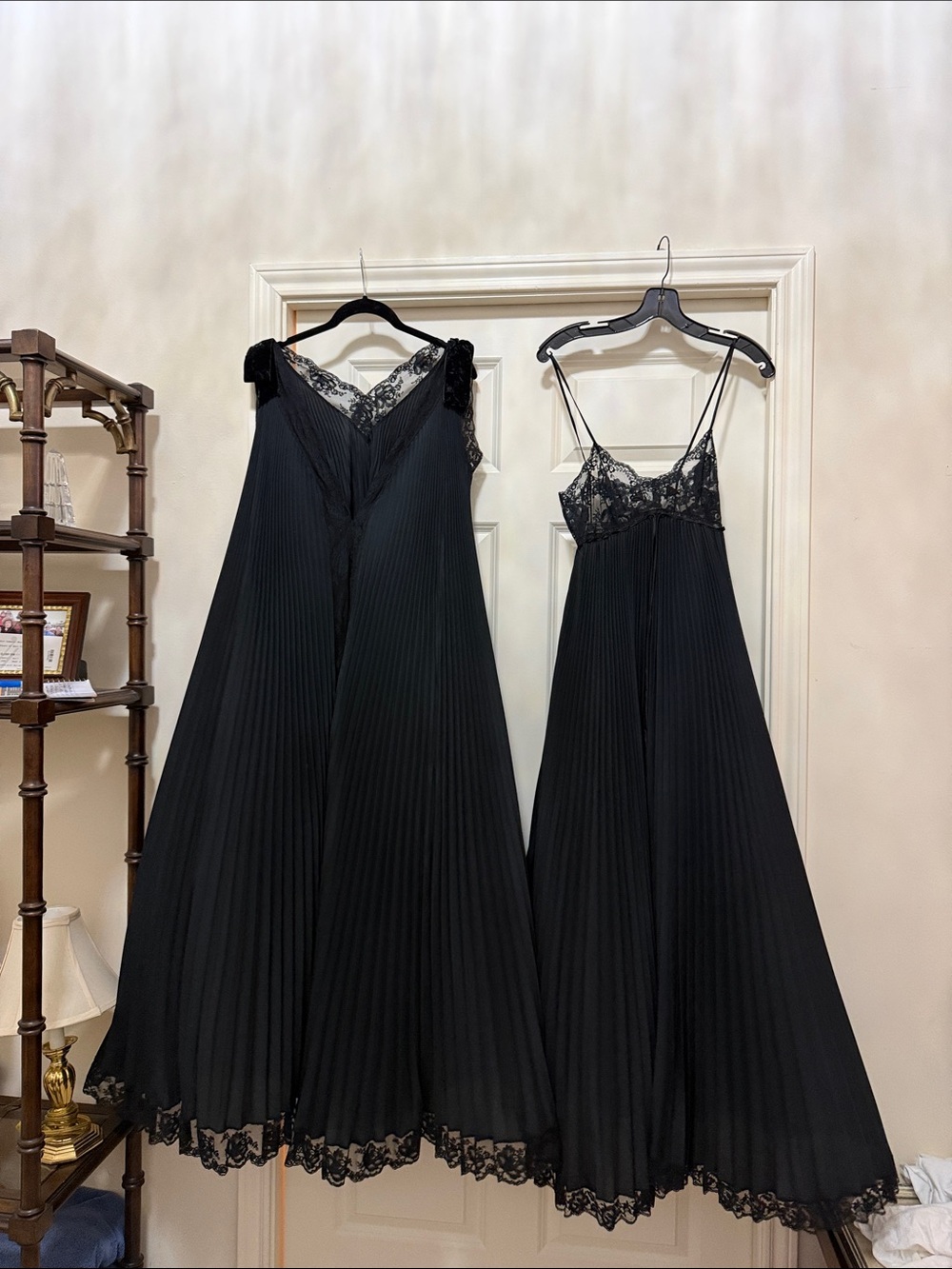 Lucie Ann Black Lace-Trim Pleated Robe and gown Set size P